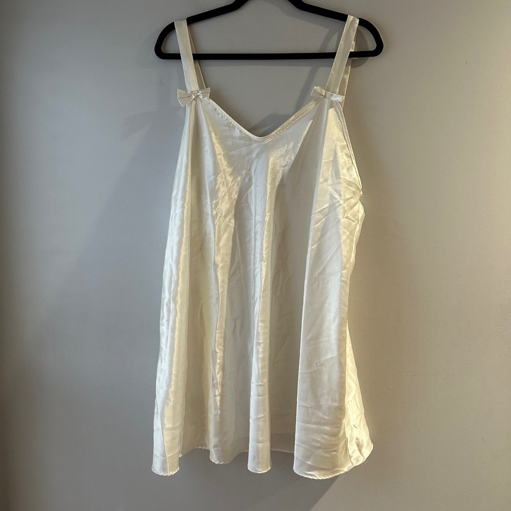 Vintage Avon Style White Satin Chemise Nightgown Bow Detail Made in USA 62714 LG